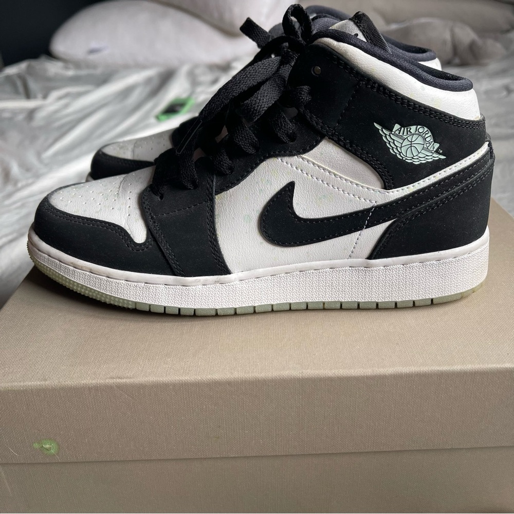 Air Jordan 1 Mid SE ‘Glow in the Dark Panda’ BQ6931-103 - Picture 3 of 4
